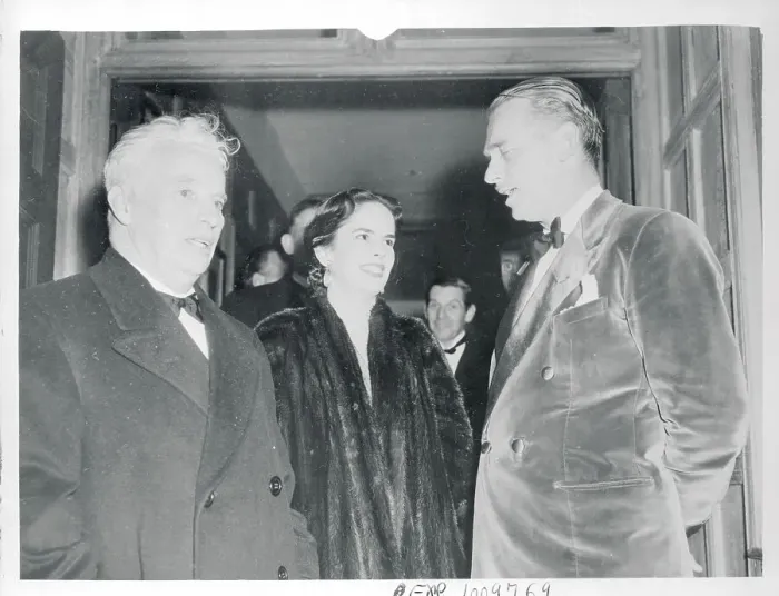 Framed Print : Charlie and Oona Chaplin Chatting with Douglas Fairbanks Jr Framed Print : Charlie and Oona Chaplin Chatting with Douglas Fairbanks Jr