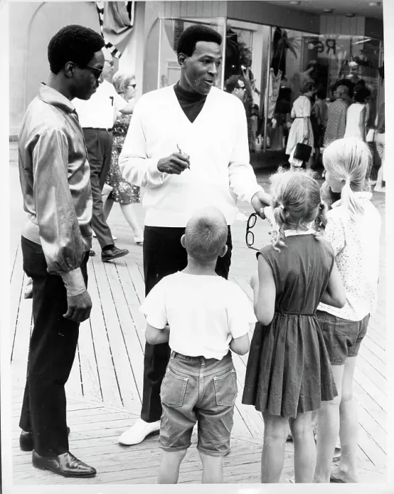 Framed Print : Chatting With Fans In Atlantic City Framed Print : Chatting With Fans In Atlantic City
