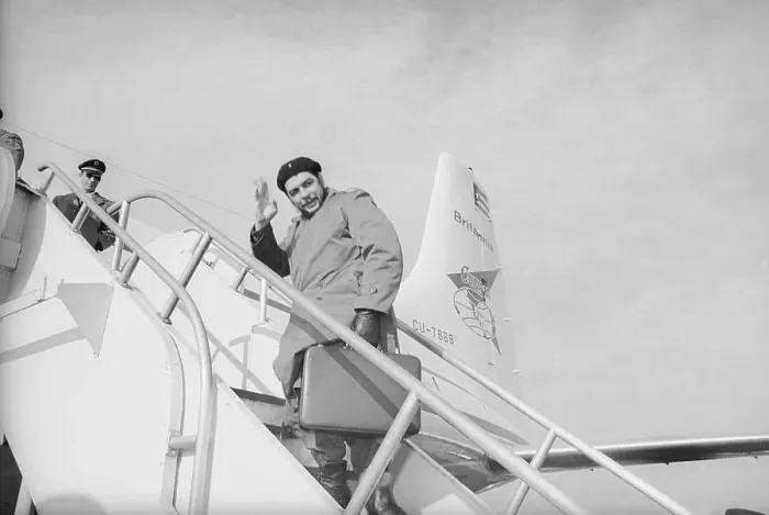 Framed Print : Che Guevara Getting onto Plane Framed Print : Che Guevara Getting onto Plane