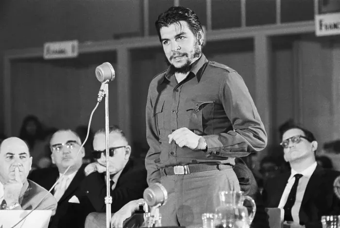 Framed Print : Che Guevara Speaking Framed Print : Che Guevara Speaking