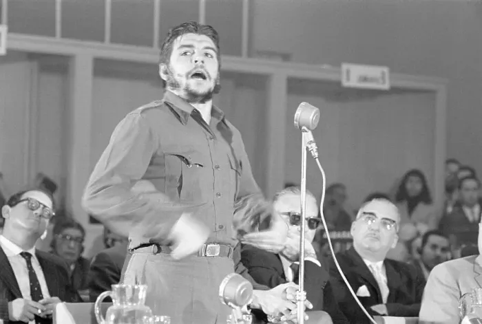 Framed Print : Che Guevara Speaking at Meeting Framed Print : Che Guevara Speaking at Meeting