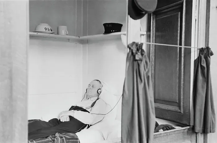 Framed Print : Chelsea Pensioner Relaxes Framed Print : Chelsea Pensioner Relaxes