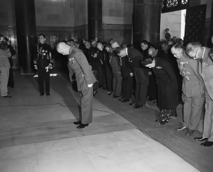 Framed Print : Chiang Kai-Shek & Dignitaries Bowing Framed Print : Chiang Kai-Shek & Dignitaries Bowing