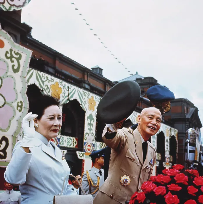 Framed Print : Chiang Kai-Shek Waving with His Wife Framed Print : Chiang Kai-Shek Waving with His Wife