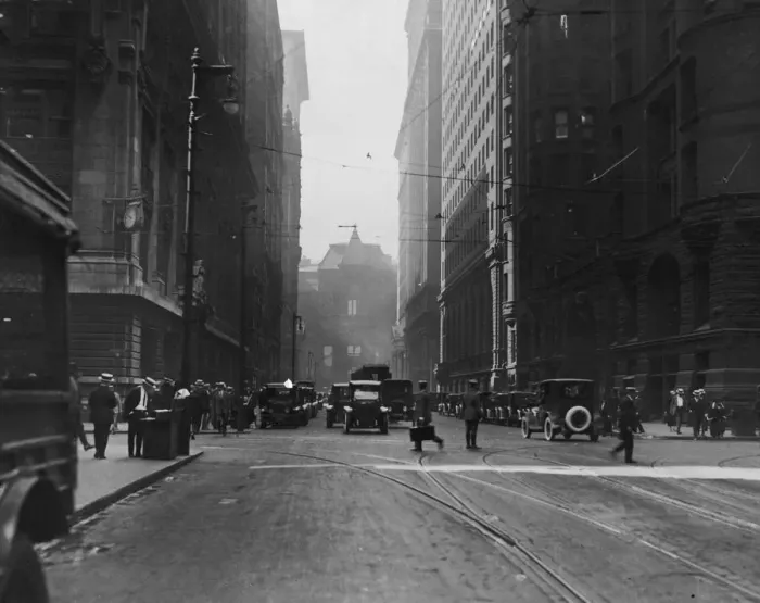 Framed Print : Chicago. People crossing a busy road in Chicago, circa 1925 Framed Print : Chicago. People crossing a busy road in Chicago, circa 1925