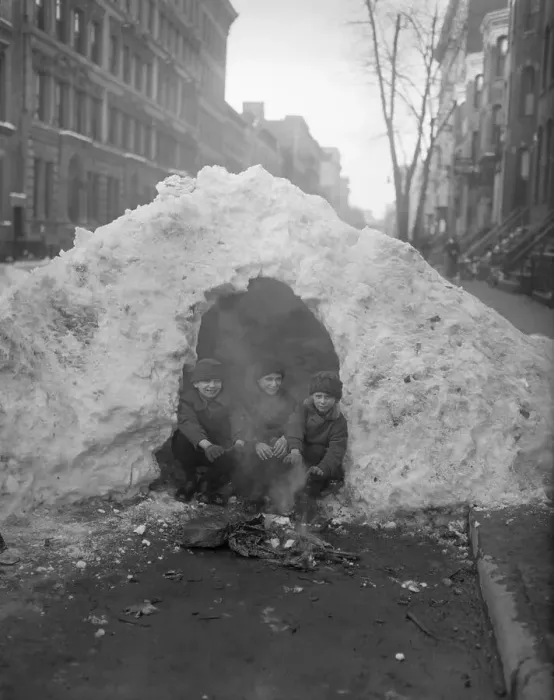 Framed Print : Three children (4-7) sitting by fire in snowy street