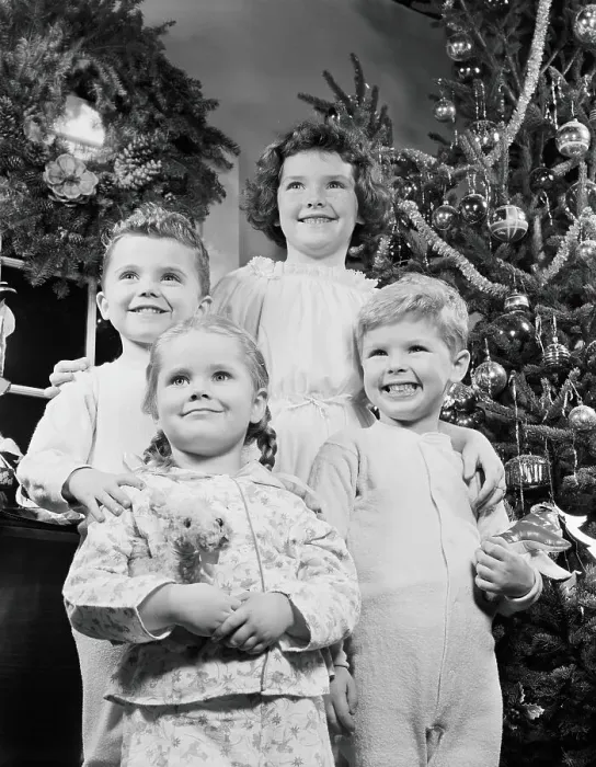 Framed Print : Children in front of Christmas tree