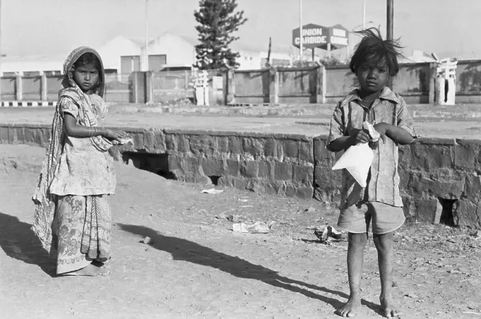 Framed Print : Children Near Union Carbide Factory in Bhopal Framed Print : Children Near Union Carbide Factory in Bhopal