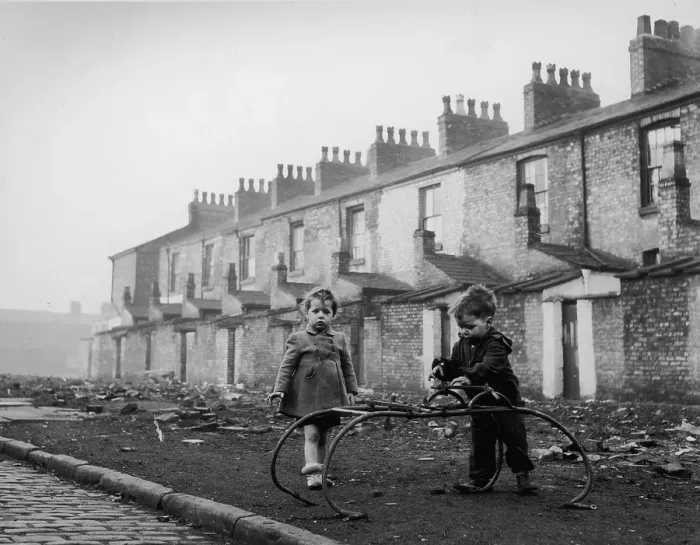 Framed Print : Hulme. 16th January 1954: Children in the slum district of Hulme in Manchester Framed Print : Hulme. 16th January 1954: Children in the slum district of Hulme in Manchester
