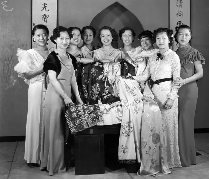Framed Print : Chinese Girls In Traditional Clothing Framed Print : Chinese Girls In Traditional Clothing