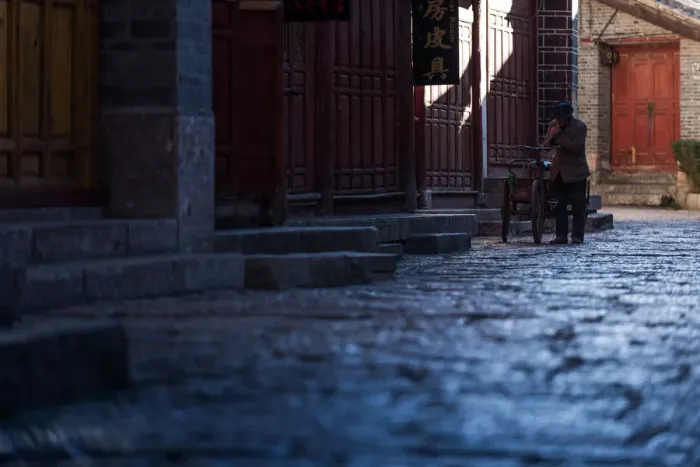 Framed Print : A chinese man in Lijiang old town Framed Print : A chinese man in Lijiang old town