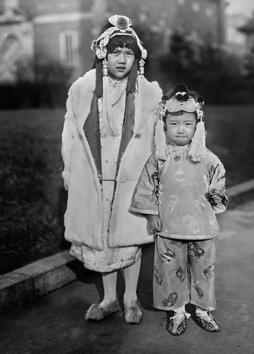Framed Print : Chinese sisters Betty Sze & Alice Sze Framed Print : Chinese sisters Betty Sze & Alice Sze