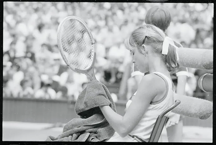 Framed Print : Chris Evert Lloyd Wiping Her Racket Framed Print : Chris Evert Lloyd Wiping Her Racket