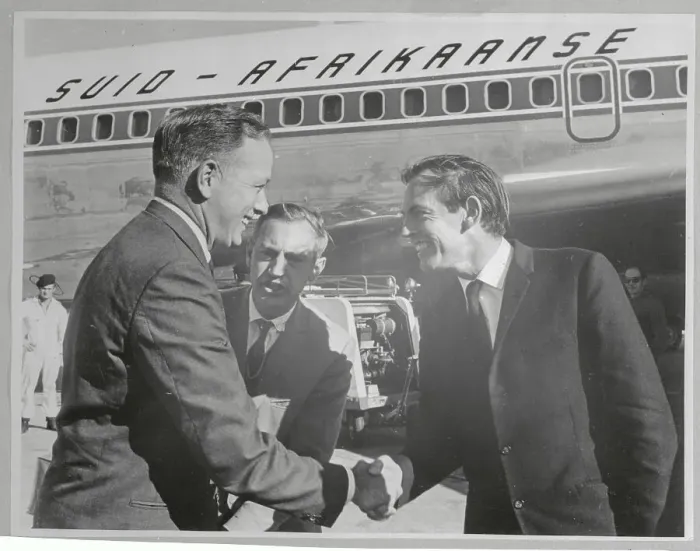 Framed Print : Christiaan Barnard Shaking Hands with Denton Cooley Framed Print : Christiaan Barnard Shaking Hands with Denton Cooley
