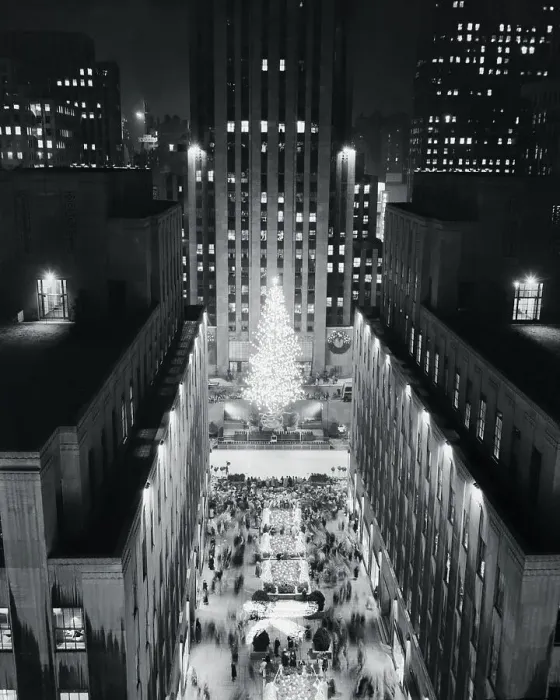 Framed Print : Christmas Tree Lighting up Rockefeller Plaza