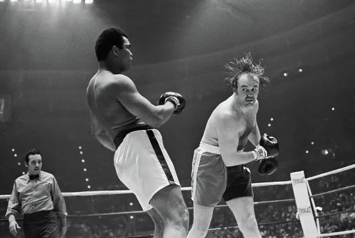 Framed Print : Chuck Wepner Swinging at Muhammad Ali Framed Print : Chuck Wepner Swinging at Muhammad Ali