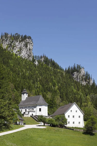 Church and the mountain climbers cemetery in Johnsbach, Gesaeuse region, Ennstaler Alps, Upper Styria, Styria, Austria, Europe, PublicGround