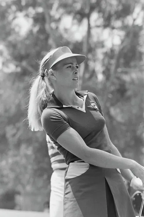 Framed Print : Cindy Cox playing golf, USA, circa 1975. She is just turning professional Framed Print : Cindy Cox playing golf, USA, circa 1975. She is just turning professional