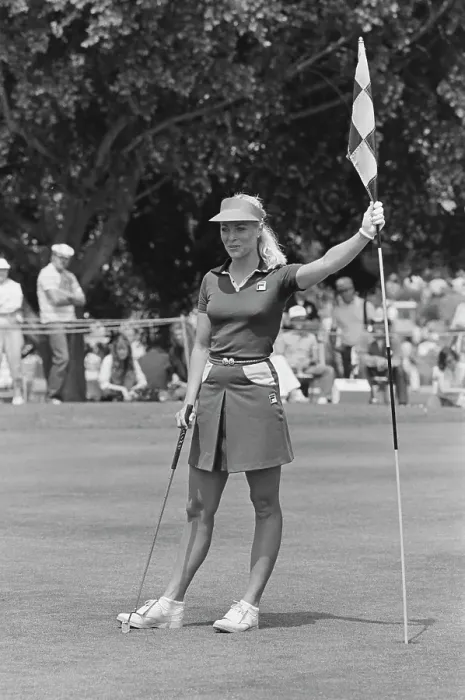Framed Print : Cindy Cox playing golf, USA, circa 1975. She is just turning professional Framed Print : Cindy Cox playing golf, USA, circa 1975. She is just turning professional