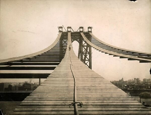 circa 1908: View of the Manhattan Bridge