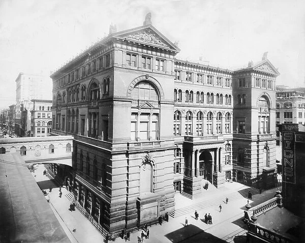 circa 1915: High-angle exterior view of the City Court, New York City