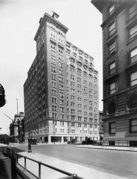 Framed Print : circa 1925: Exterior view of The Hyde Park Apartment Hotel in New York City Framed Print : circa 1925: Exterior view of The Hyde Park Apartment Hotel in New York City