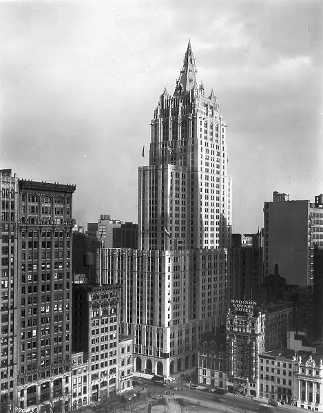 circa 1930: Exterior view of the New York Life Building, on Madison Avenue and 26th