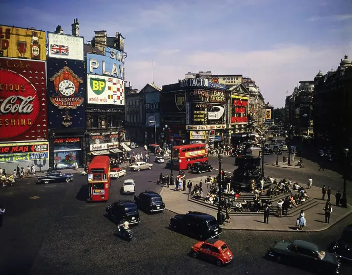Framed Print : Citizens and Traffic at Piccadilly Circus Framed Print : Citizens and Traffic at Piccadilly Circus