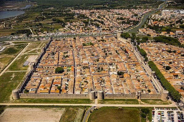 City gates, historic centre in the quadrilateral of Aigues-Mortes, Camargue, Languedoc-Roussillon, France