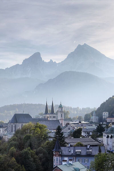 City view with parish church of St. Andreas and the twin towers of the collegiate church of St. Peter und Johannes der Taeufer, Mt. Watzmann in the back, Berchtesgaden, Berchtesgadener Land, Upper Bavaria, Bavaria, Germany, Europe