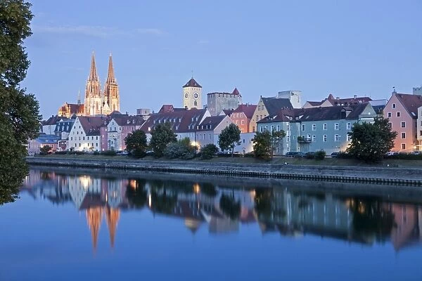 Cityscape with the Danube, historic centre, the clock tower of the Old Town Hall and Regensburg Cathedral, at night, Regensburg, Bavaria, Germany
