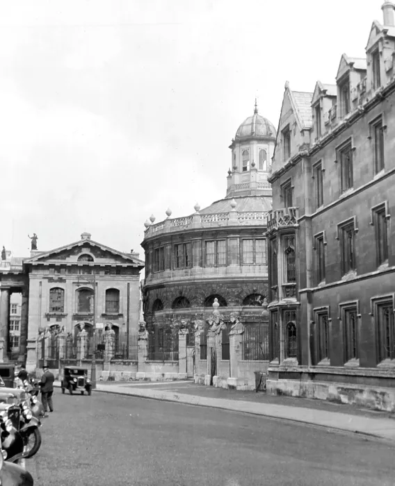 Framed Print : CLARENDON BUILDING Framed Print : CLARENDON BUILDING