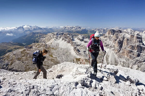 Climbers, ascent of the Tofane di Roze on the Giovanni Lipella via ferrata, behind the Sella and the Gardena, left the Marmolada, Dolomites, Cortina d Ampezzo, Province of Belluno, Veneto, Italy