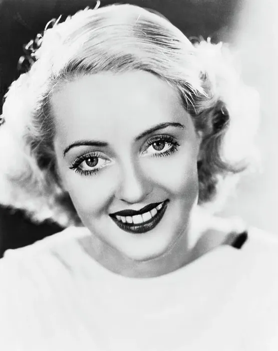 Framed Print : Close up Portrait of Bette Davis Framed Print : Close up Portrait of Bette Davis