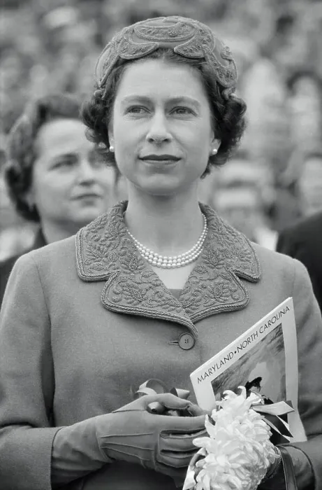 Framed Print : Close up Portrait of Queen Elizabeth Framed Print : Close up Portrait of Queen Elizabeth