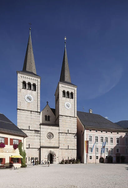 Collegiate church of St. Peter und Johannes der Taeufer, Schlossplatz square, Berchtesgaden, Berchtesgadener Land, Upper Bavaria, Bavaria, Germany, Europe