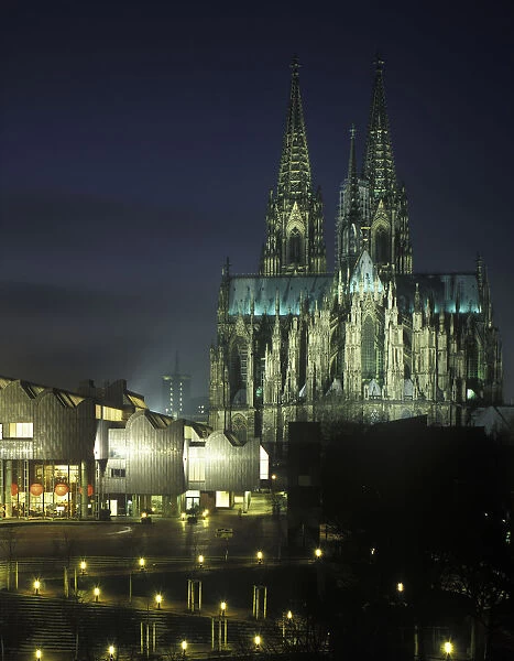 Cologne Cathedral and Philharmonie philharmonic hall at night, illuminated, Cologne, North Rhine-Westphalia, Germany, Europe