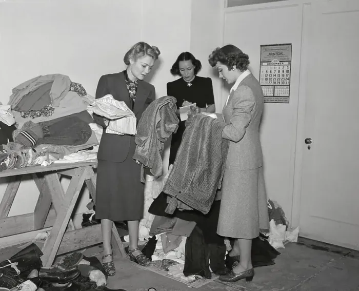 Framed Print : Constance Bennett, Dolores Del Rio and Claudette Colbert Inspecting Clothing Framed Print : Constance Bennett, Dolores Del Rio and Claudette Colbert Inspecting Clothing