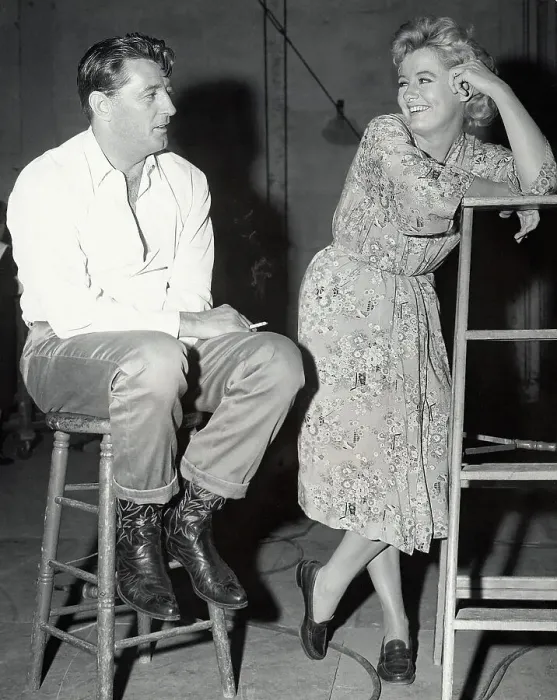 Framed Print : Constance Ford And Robert Mitchum Framed Print : Constance Ford And Robert Mitchum