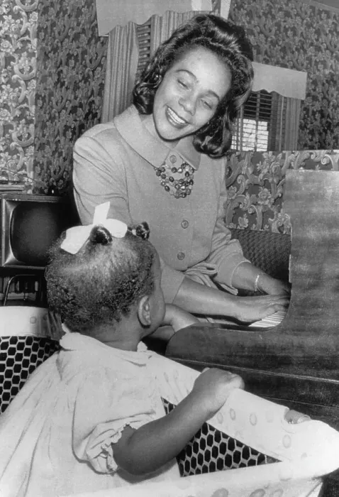 Framed Print : Coretta Scott King And Daughter Bernice Framed Print : Coretta Scott King And Daughter Bernice