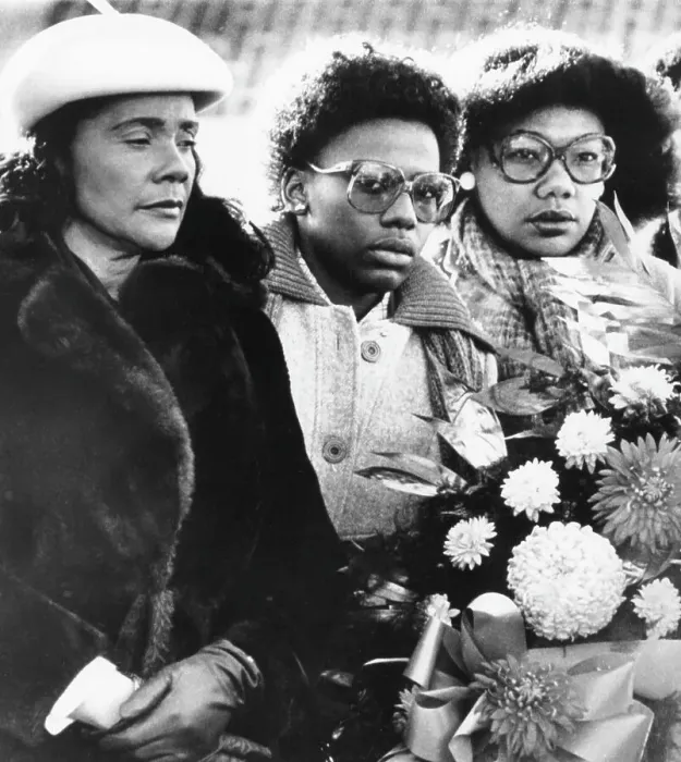 Framed Print : Coretta Scott King And Her Daughters At MLK, Jr.'s Grave