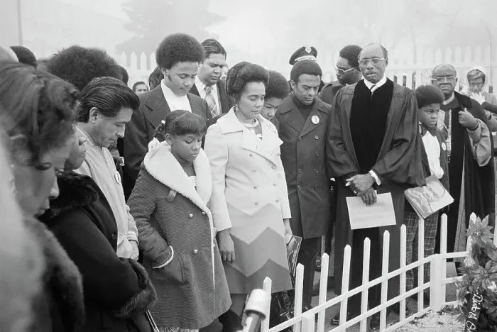 Framed Print : Coretta Scott King with Family and Friends at Martin Luther King Gravesite Framed Print : Coretta Scott King with Family and Friends at Martin Luther King Gravesite