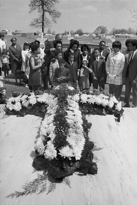 Framed Print : Coretta Scott King and Family Near Large Cross on Grave Framed Print : Coretta Scott King and Family Near Large Cross on Grave