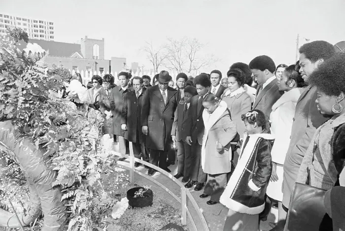 Framed Print : Coretta Scott King and Family Standing at Martin Luther King Gravesite Framed Print : Coretta Scott King and Family Standing at Martin Luther King Gravesite