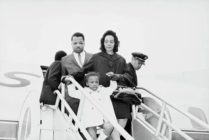 Framed Print : Coretta Scott King Leaving Airplane With Daughter and Brother in Law Framed Print : Coretta Scott King Leaving Airplane With Daughter and Brother in Law