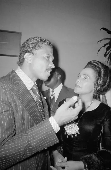 Framed Print : Coretta Scott King Talking With Actor Billy Dee Williams Framed Print : Coretta Scott King Talking With Actor Billy Dee Williams