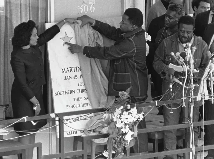 Framed Print : Coretta Scott King Unveils A Memorial Plaque At The Lorraine Hotel Framed Print : Coretta Scott King Unveils A Memorial Plaque At The Lorraine Hotel