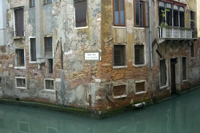 Framed Print : Corner building Venice Italy