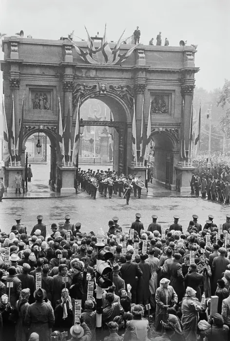 Framed Print : Coronation Procession At Marble Arch Framed Print : Coronation Procession At Marble Arch