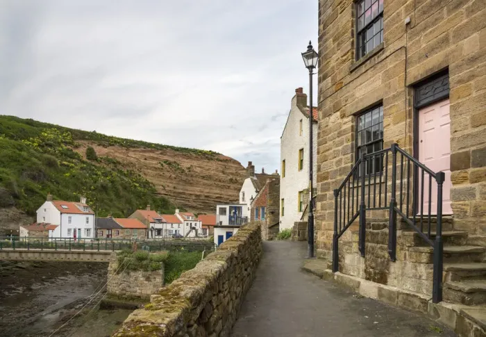 Framed Print : Cottages beside Staithes Beck, North Yorkshire, England Framed Print : Cottages beside Staithes Beck, North Yorkshire, England